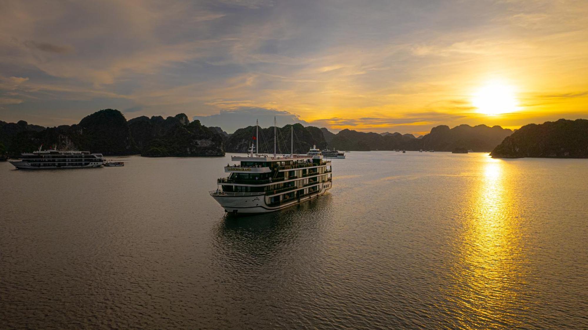La Regina Grand Cruise Hotel Ha Long Exterior photo
